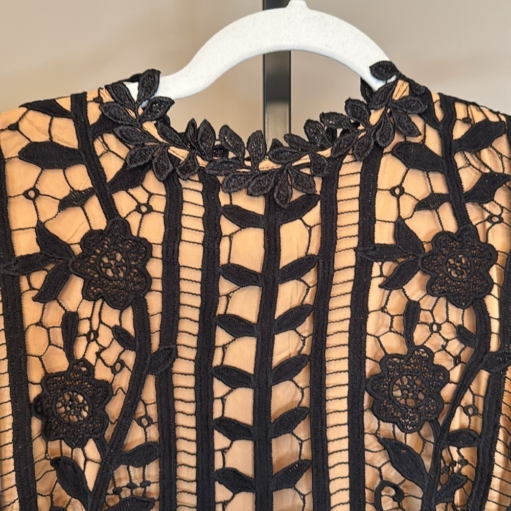 DALIA MACPHEE Black/Nude Short Sleeve Lace Dress With Floral Edging - Picture 4 of 11